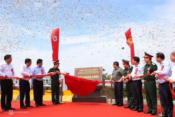 Thủ tướng Phạm Minh Chính và các quan chức cắt băng khánh thành cầu Phong Châu mới, biểu tượng của sự hồi sinh và ý chí vượt khó của đất nước.
