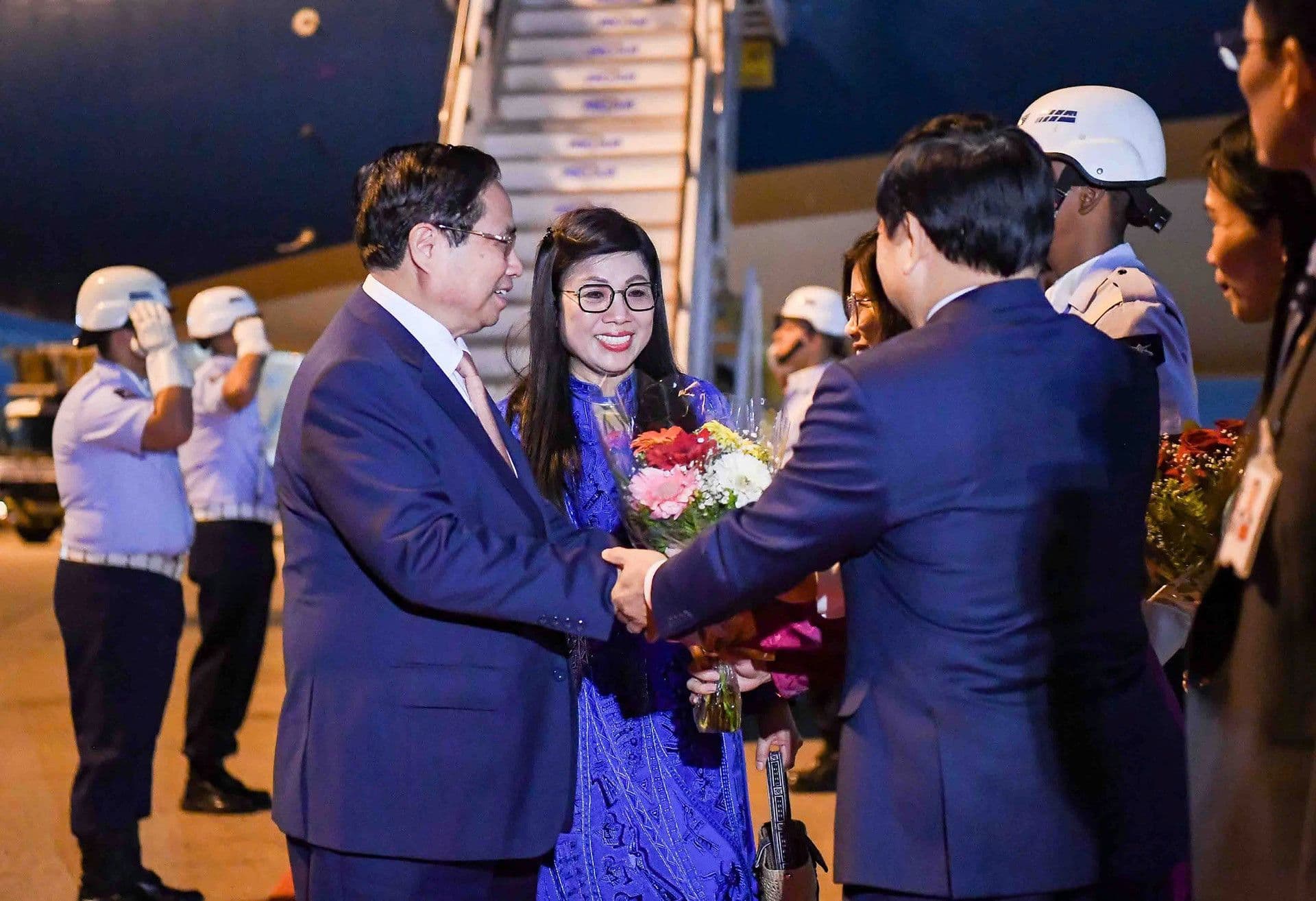 Thủ tướng Phạm Minh Chính và phu nhân được chào đón nồng nhiệt, thể hiện sự kết nối và hội nhập quốc tế của Việt Nam.