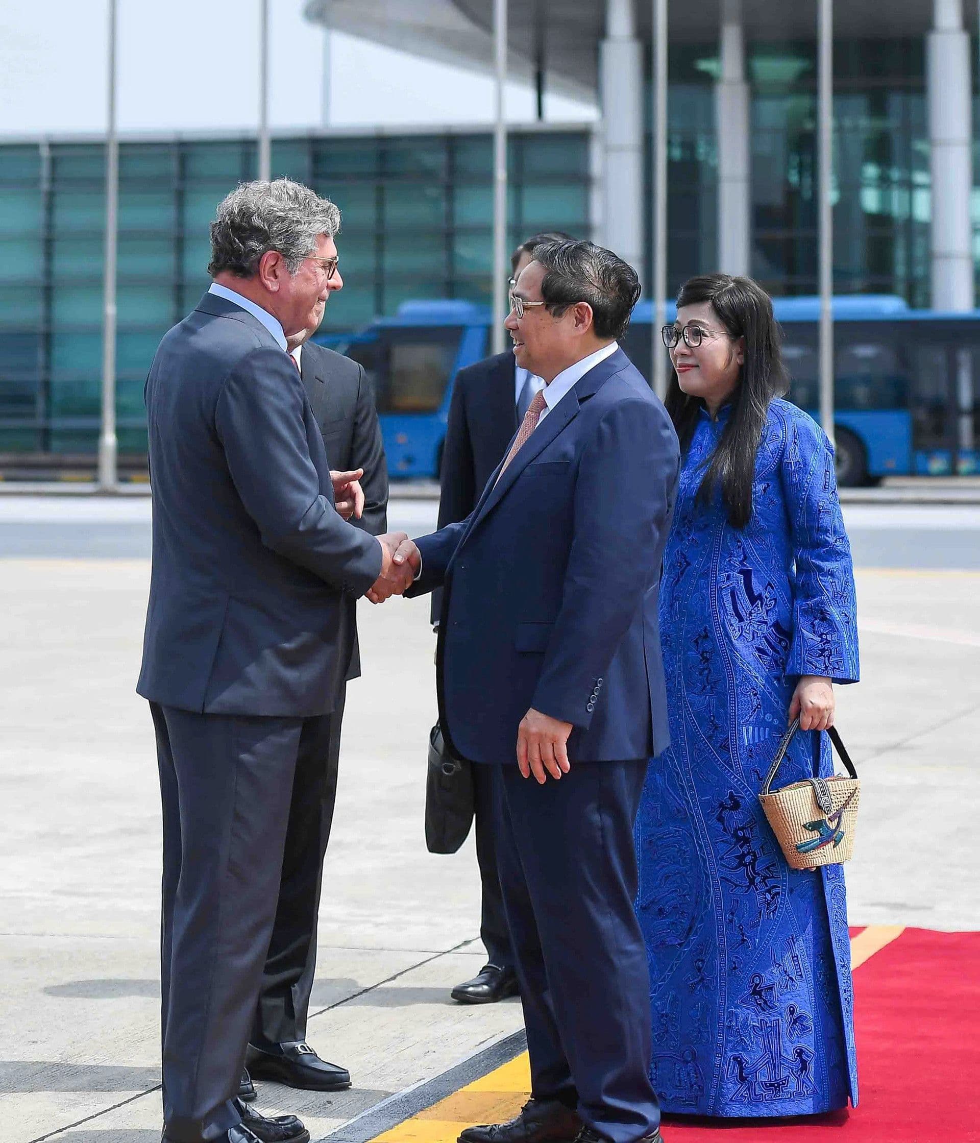 Thủ tướng Phạm Minh Chính và phu nhân được đón tiếp tại Brazil, đánh dấu sự tham dự của Việt Nam tại BRICS.
