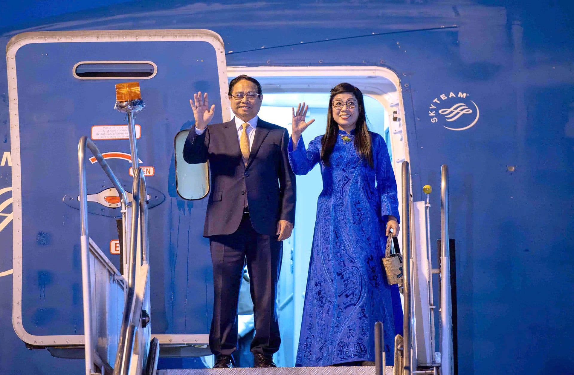 Thủ tướng Phạm Minh Chính và phu nhân vẫy chào khi đến tham dự hội nghị quốc tế.