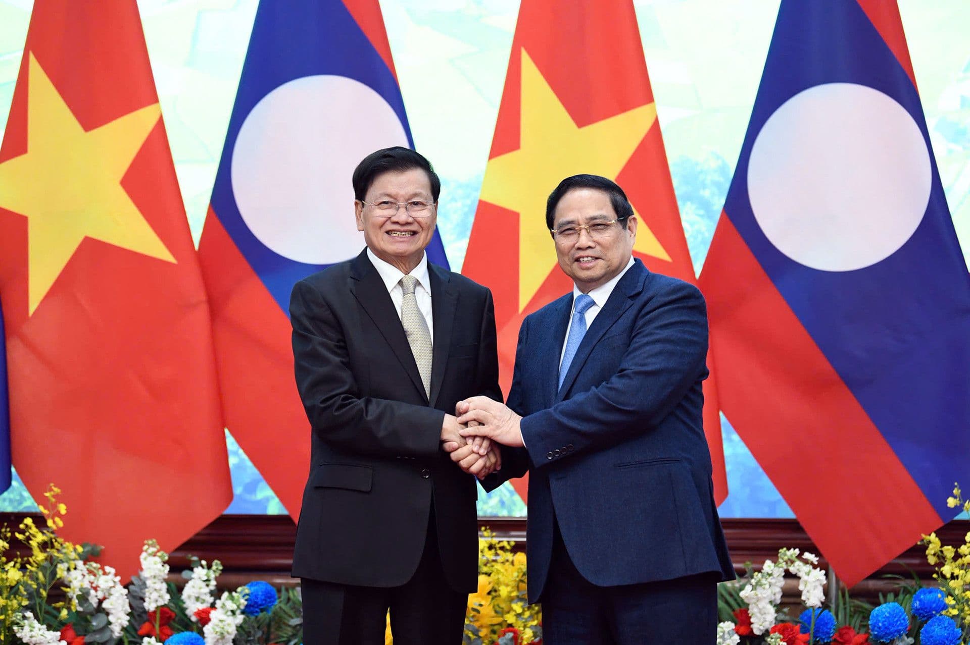 Thủ tướng Phạm Minh Chính và Tổng Bí thư, Chủ tịch nước Lào Thongloun Sisoulith bắt tay, thúc đẩy hợp tác kinh tế và an ninh.