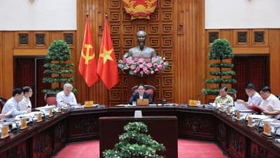 Thủ tướng phát biểu chỉ đạo, thể hiện tinh thần quyết liệt thực hiện mục tiêu tăng trưởng kinh tế.