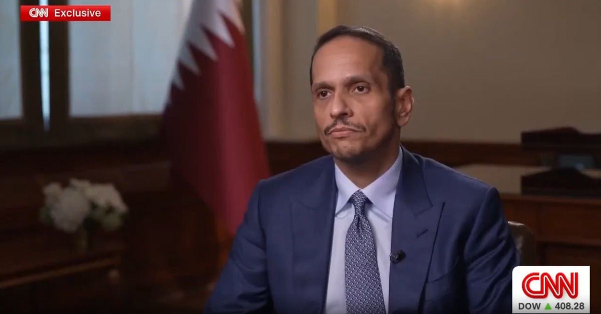 Thủ tướng Qatar Mohammed bin Abdulrahman Al Thani trong một cuộc phỏng vấn, thể hiện vai trò trung gian hòa giải và sức mạnh ngoại giao của Qatar.