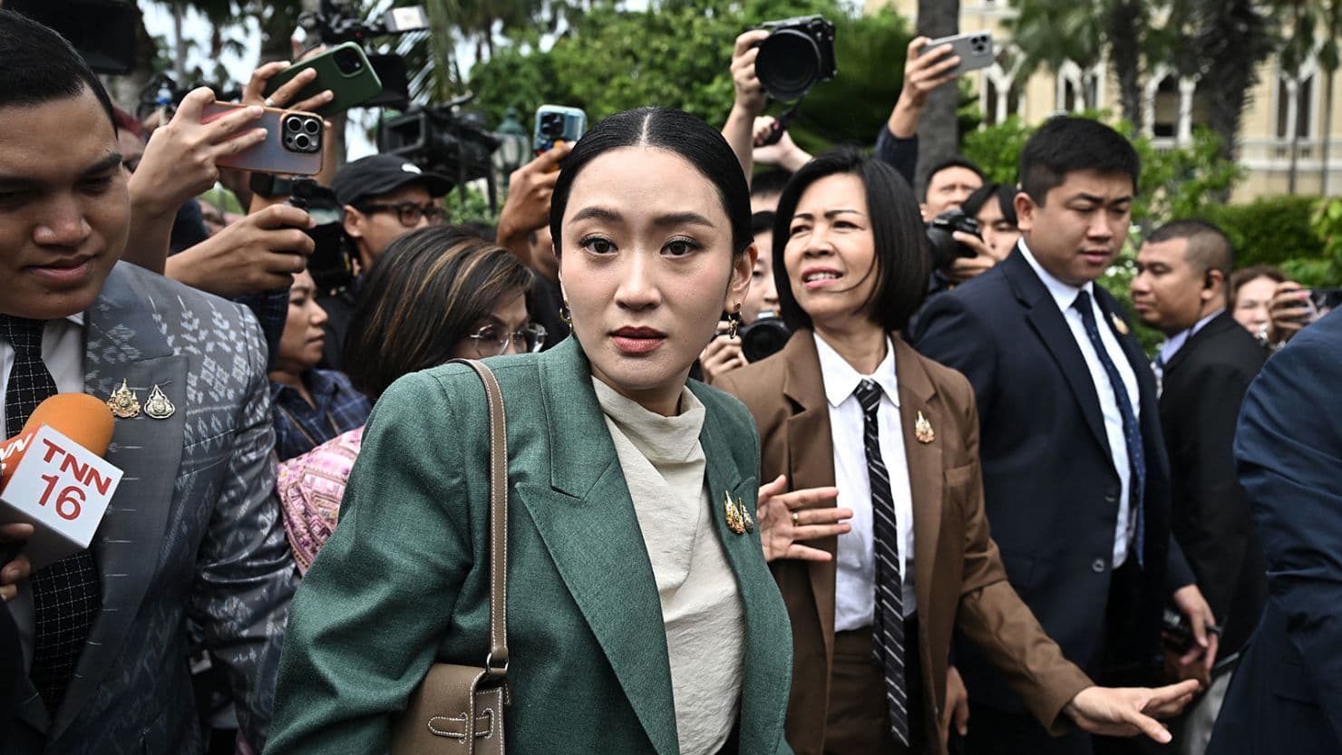 Thủ tướng Thái Lan Paetongtarn Shinawatra đối mặt với áp lực truyền thông và công chúng tại Tòa nhà Chính phủ.