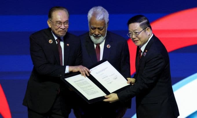 Thủ tướng Timor-Leste Xanana Gusmao cùng các lãnh đạo ASEAN ký Tuyên bố kết nạp Timor-Leste, đánh dấu sự kiện lịch sử gia nhập khối.