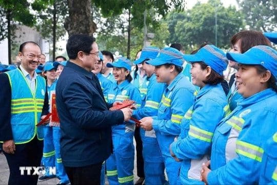 Thủ tướng trao quà Tết cho công nhân vệ sinh môi trường, thể hiện sự quan tâm và tình cảm chân thành.