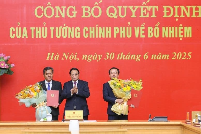 Thủ tướng trao quyết định bổ nhiệm ông Hồ Văn Niên làm Thứ trưởng thường trực Bộ Dân tộc và Tôn giáo.
