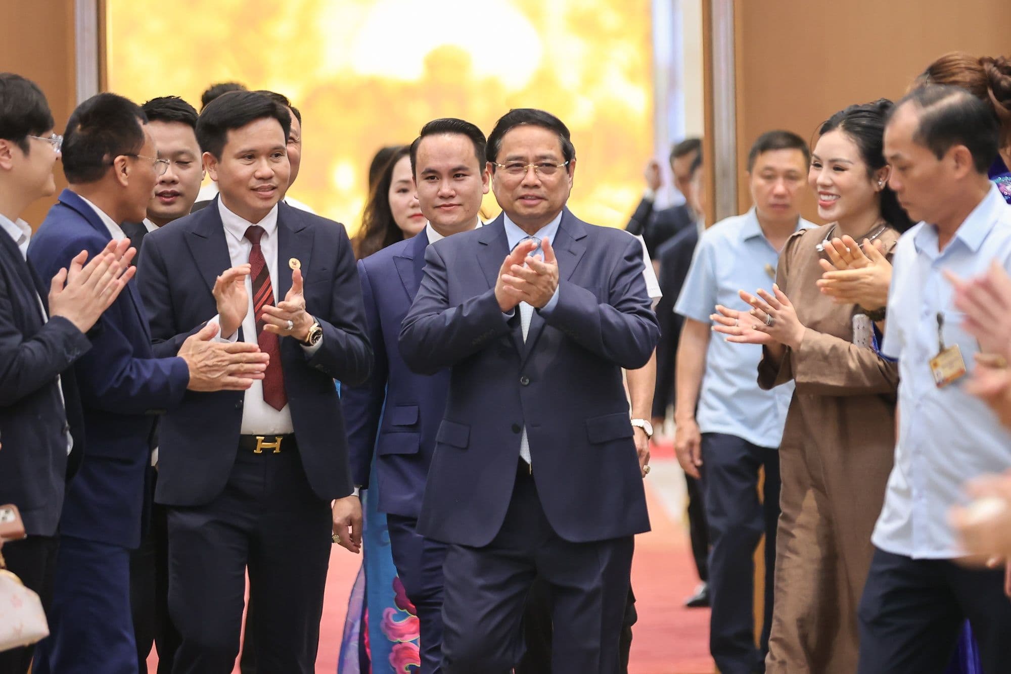 Thủ tướng và các quan chức tại sự kiện, nhấn mạnh tầm quan trọng của minh bạch và quản trị doanh nghiệp hiệu quả trên thị trường.