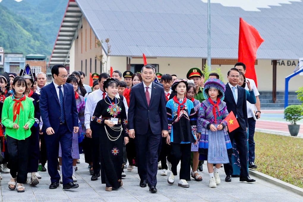 Thủ tướng và học sinh dân tộc thiểu số tại lễ khai giảng, tượng trưng cho sự quan tâm của nhà nước đến giáo dục vùng sâu vùng xa.