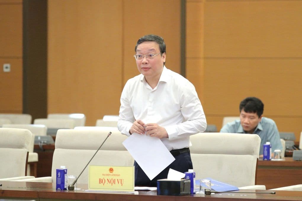 Thứ trưởng Bộ Nội vụ trình bày về dự thảo Luật Viên chức sửa đổi tại hội nghị.