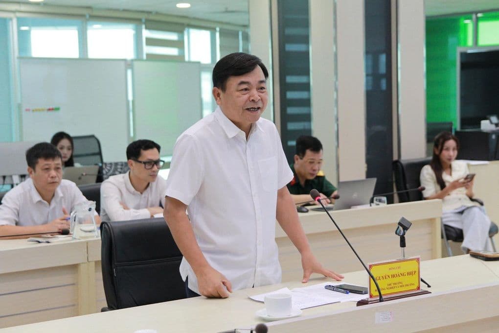 Thứ trưởng Bộ Nông nghiệp và Môi trường Nguyễn Hoàng Hiệp chủ trì cuộc họp khẩn về phòng chống bão.