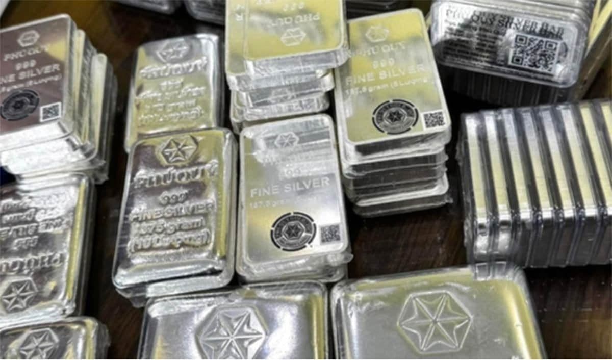 Thị trường bạc đang tăng giá mạnh với nhiều thỏi bạc xếp chồng lên nhau
