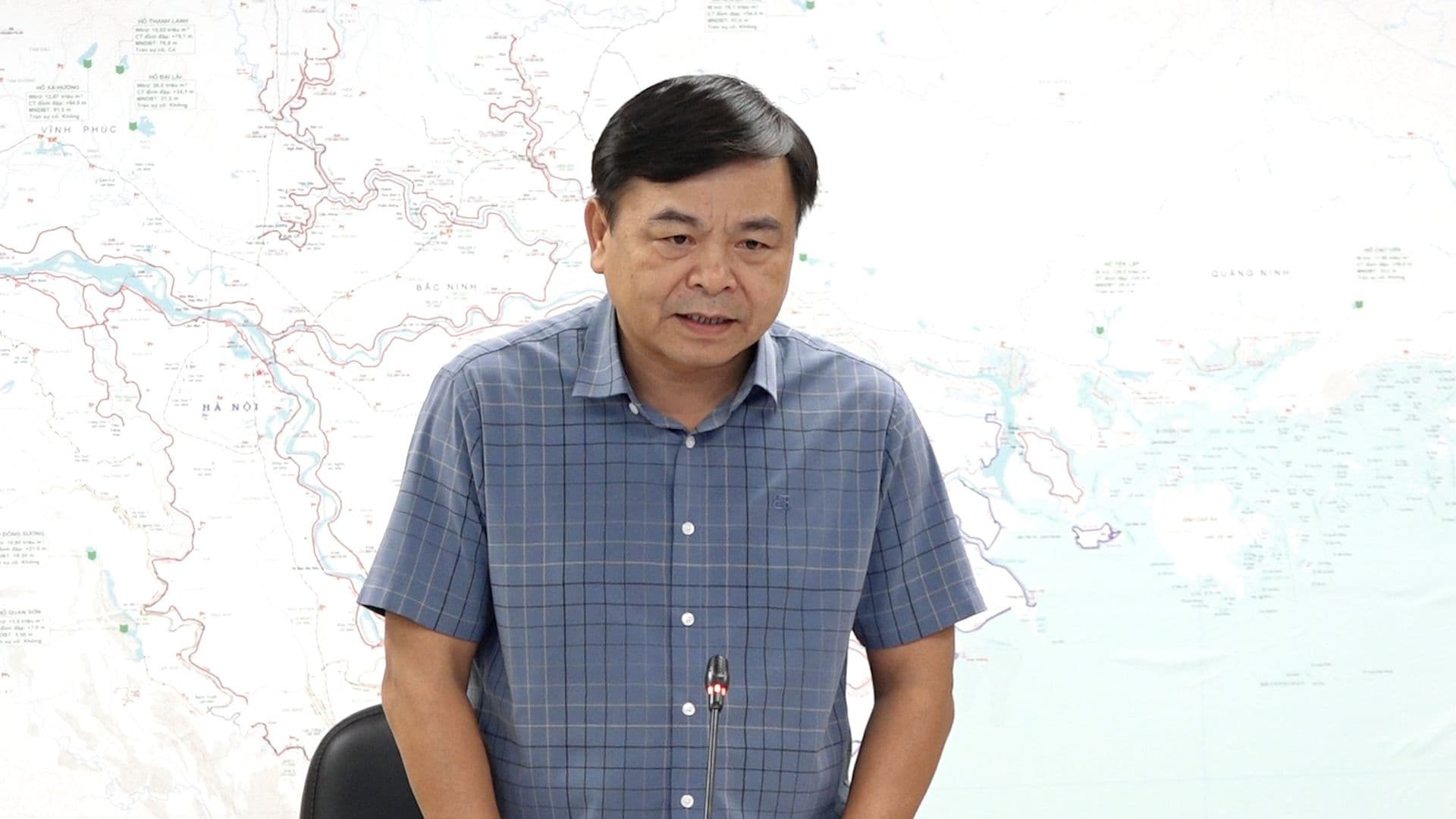 Thứ trưởng Nông nghiệp và Môi trường chủ trì cuộc họp chỉ đạo ứng phó bão Bualoi, thể hiện sự kiên cường và thích ứng.