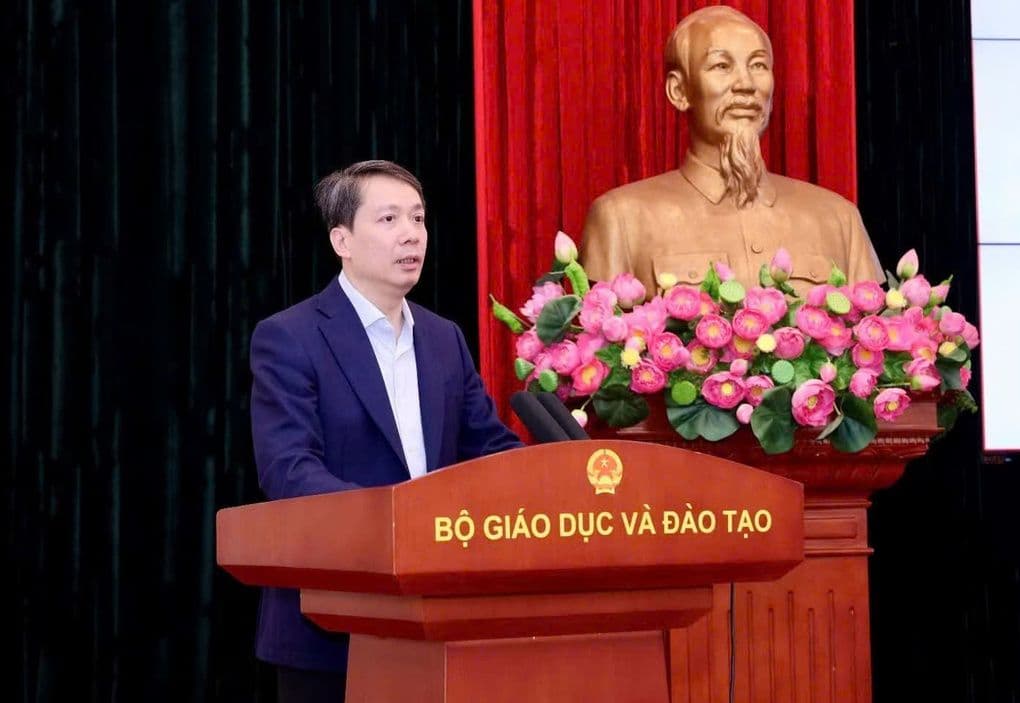 Thứ trưởng Phạm Quang Hưng phát biểu tại bục có logo Bộ Giáo dục và Đào tạo, tượng Chủ tịch Hồ Chí Minh phía sau, tượng trưng cho lãnh đạo mới và định hướng của Bộ.