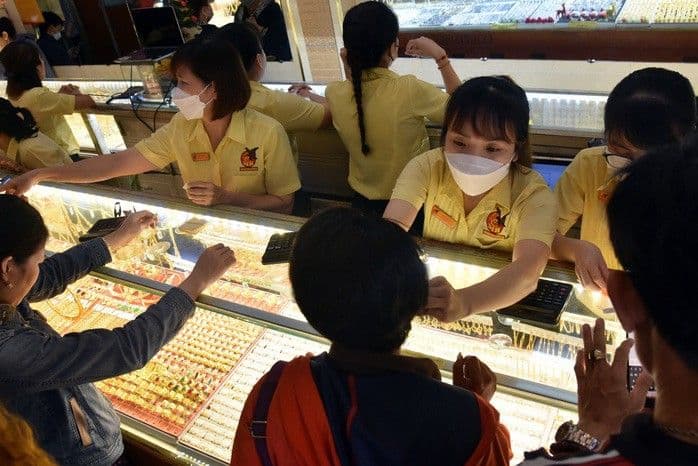 Thị trường vàng sôi động với các giao dịch mua bán tại cửa hàng