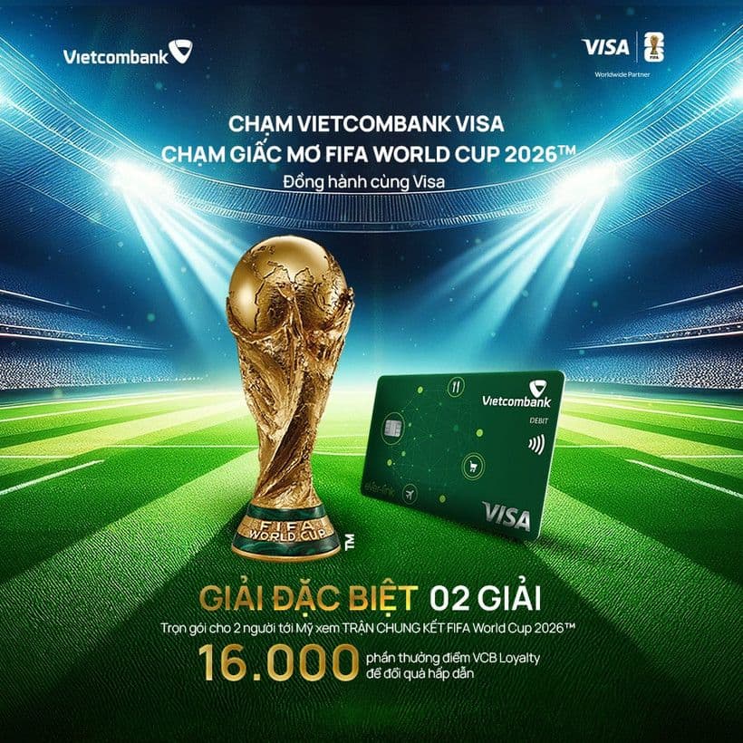 Thẻ Vietcombank Visa và cúp FIFA World Cup 2026, minh họa chương trình ưu đãi 'Chạm giấc mơ FIFA World Cup'.