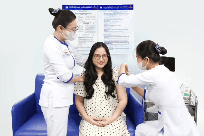 Thai phụ tiêm vắc-xin phòng RSV, một biện pháp bảo vệ toàn diện cho mẹ và bé khỏi bệnh hô hấp.