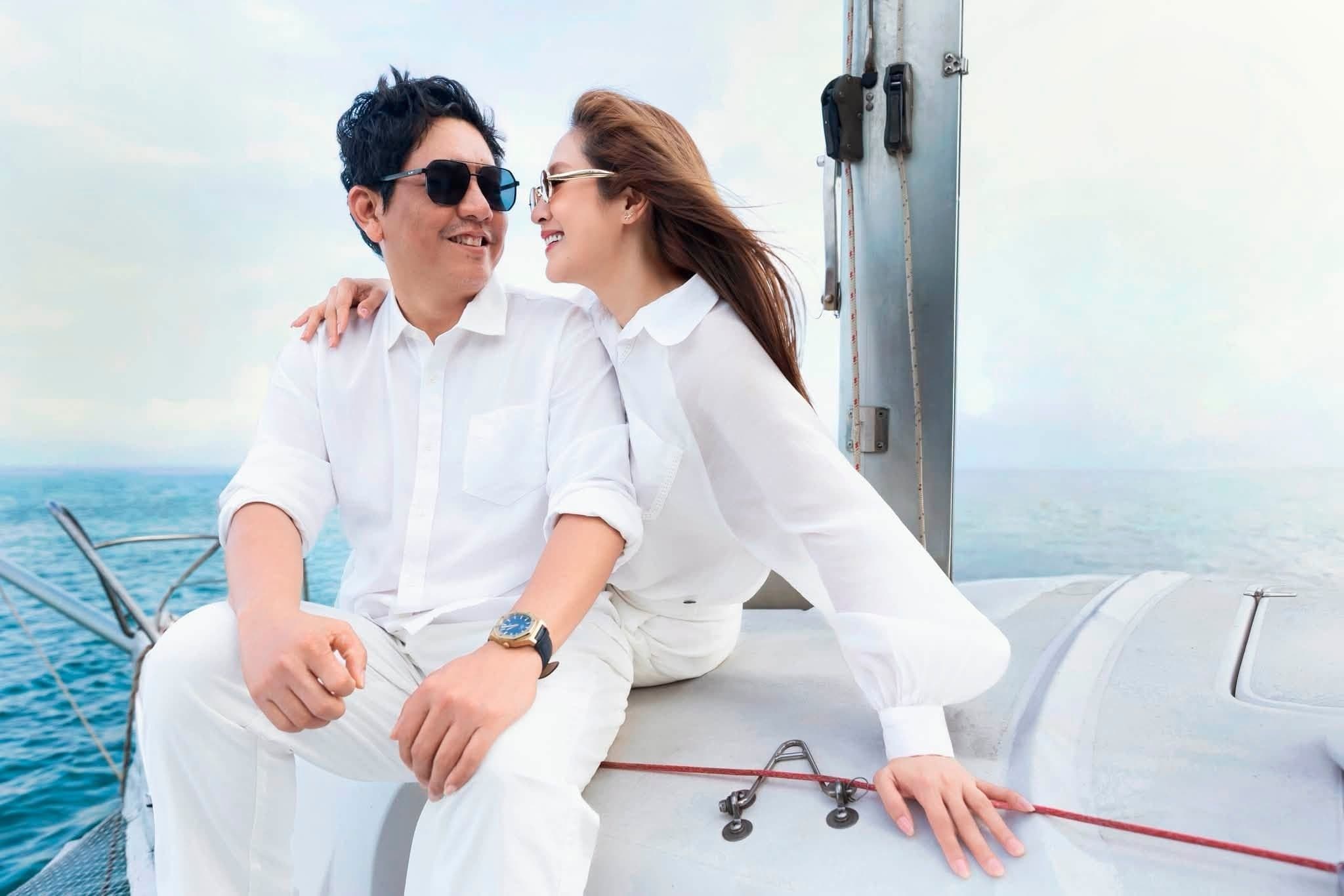 Thanh Thúy và Đức Thịnh mỉm cười nhìn nhau trên du thuyền, thể hiện sự gắn kết bền chặt trong hôn nhân.