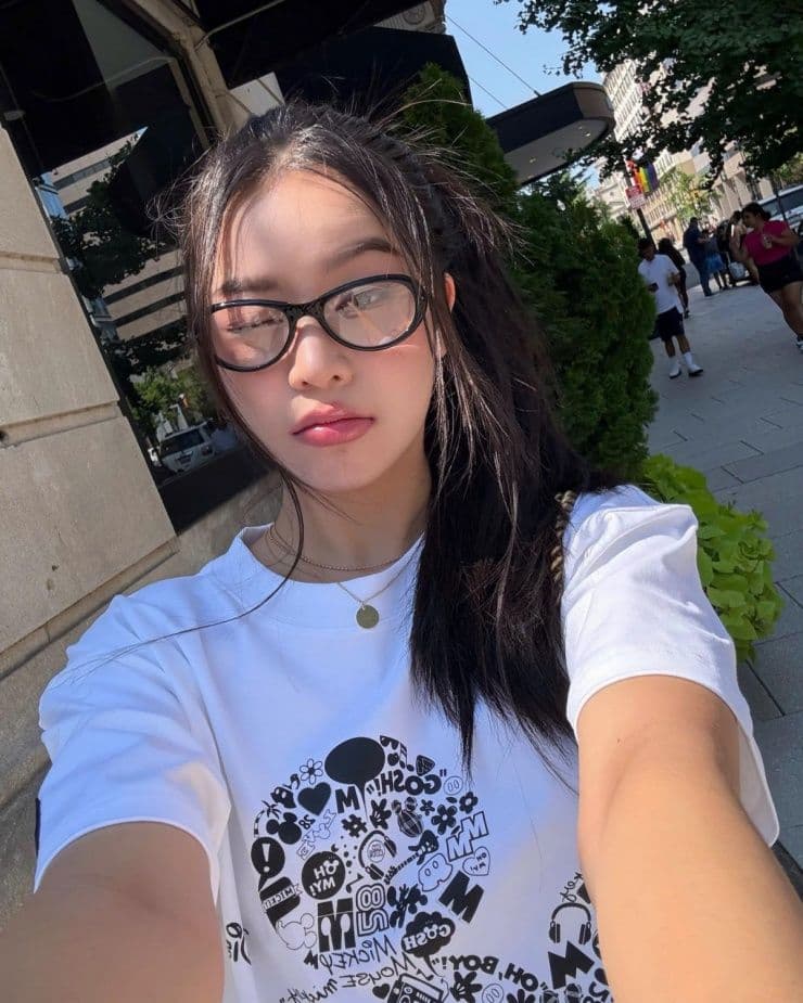 Thanh Thủy với phong cách trang điểm 'Tây hóa' gây tranh cãi.