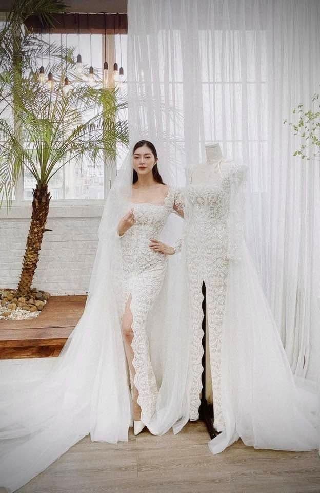 Thanh Trúc trong chiếc váy cưới ren trắng với đường xẻ táo bạo, biểu tượng của hạnh phúc và nghi thức.