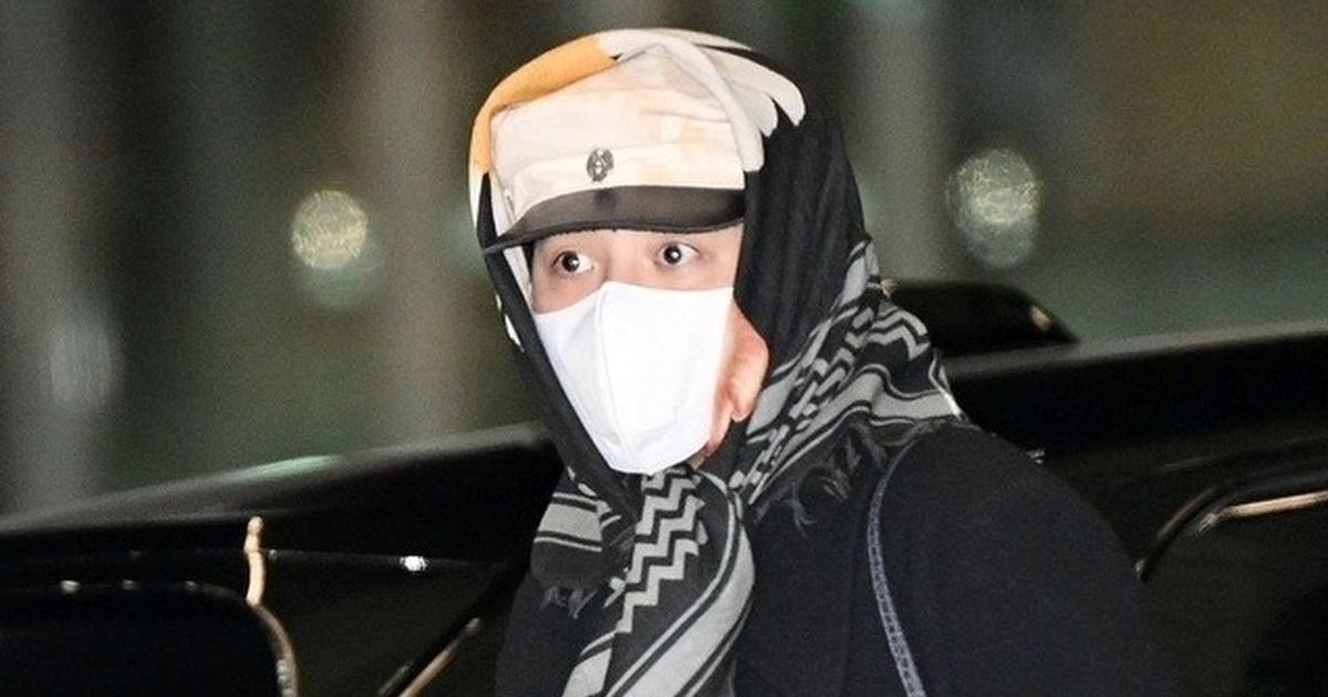 Thành viên G-Dragon xuất hiện tại sân bay trước chuyến bay sang Hà Nội