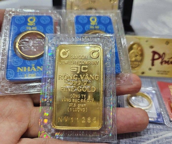 Thanh vàng miếng SJC và nhẫn vàng SJC, biểu tượng của cơn sốt vàng đạt kỷ lục mới tại Việt Nam.
