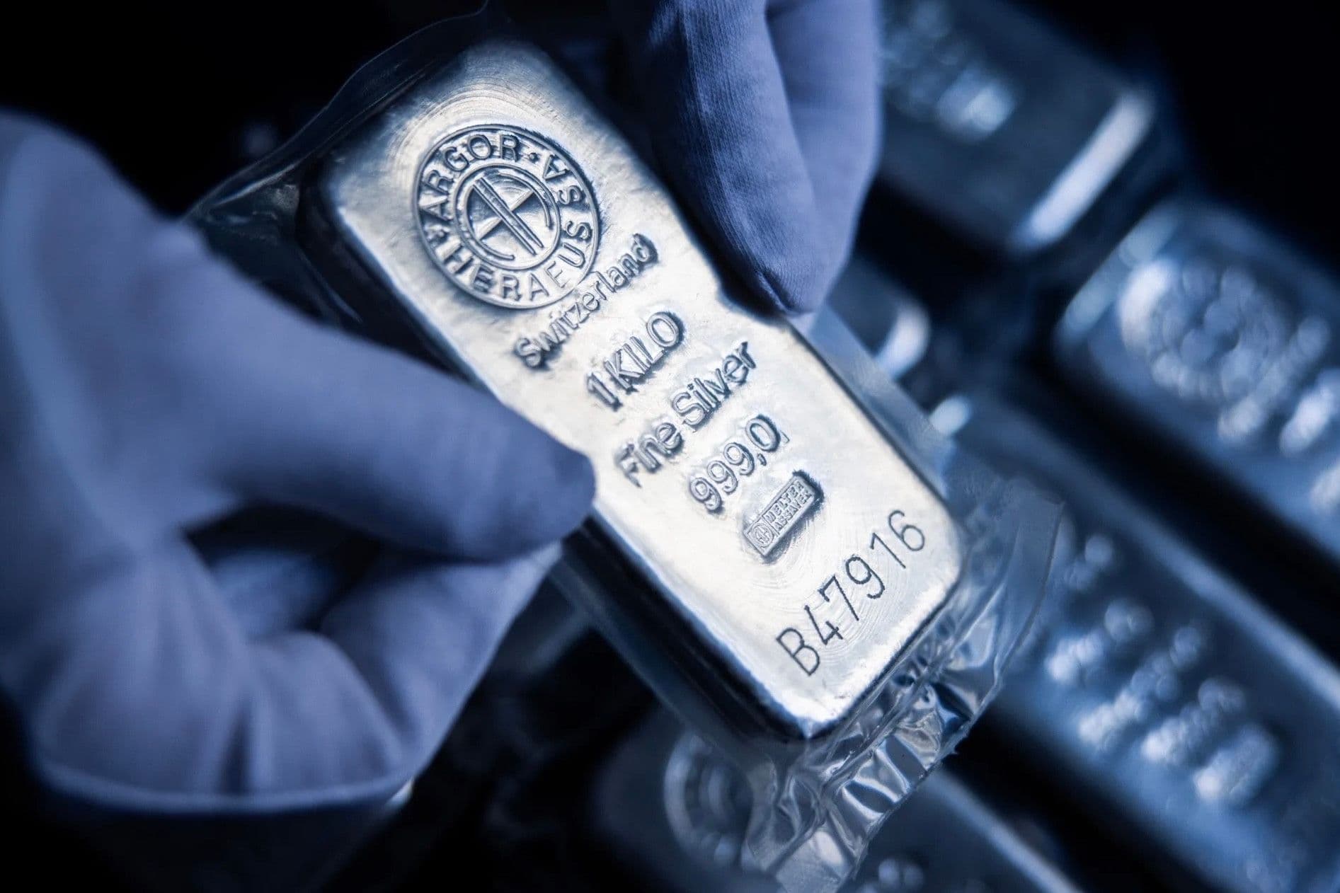 Thỏi bạc 1kg tinh khiết 999.0, đại diện cho sản phẩm đầu tư bạc được săn đón trên thị trường.