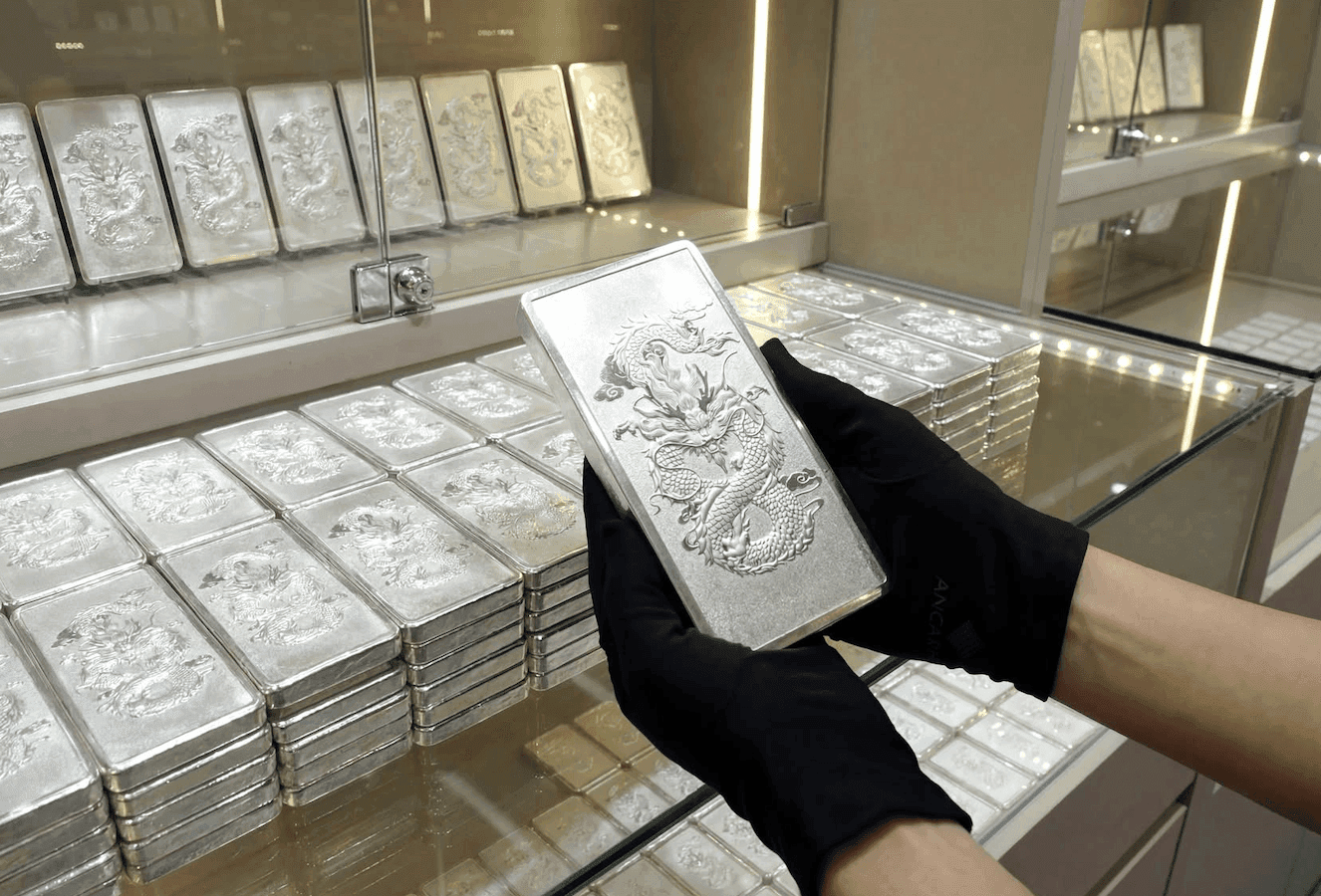 Thỏi bạc với hình rồng được trưng bày, biểu tượng cho giá trị đầu tư và vai trò công nghiệp của bạc