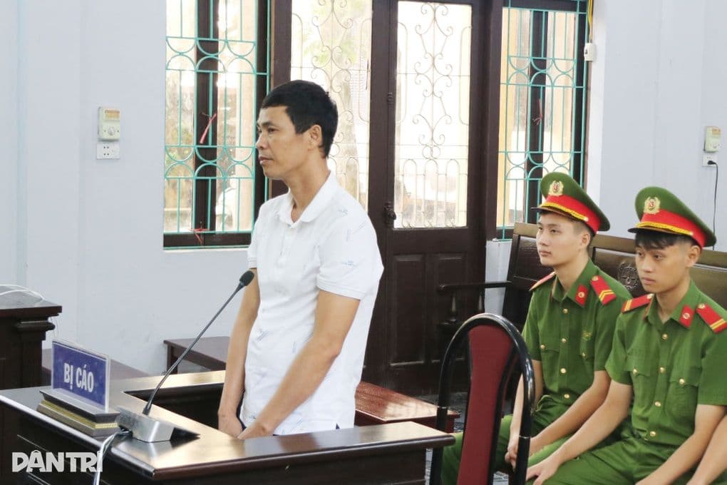 Thái Khắc Thành đứng tại tòa án, khoảnh khắc được tuyên miễn trách nhiệm hình sự.