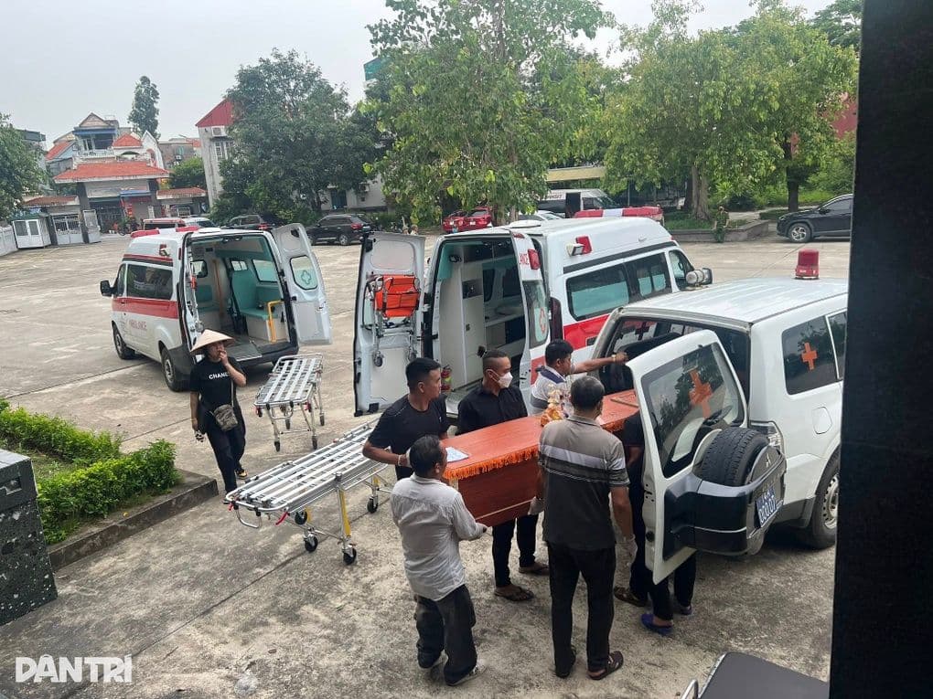 Thi thể nạn nhân vụ lật tàu Vịnh Xanh được đưa lên xe cứu thương tại nhà tang lễ Hạ Long.