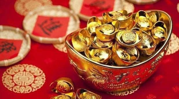 Thỏi vàng và tiền lì xì tượng trưng cho tài lộc dồi dào