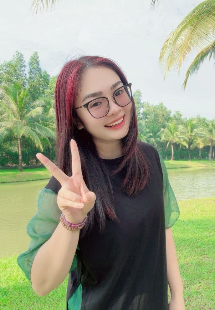 Thiện Nhân tươi cười, làm dấu hiệu hòa bình, biểu tượng cho sự buông bỏ và bình an trong tâm hồn.