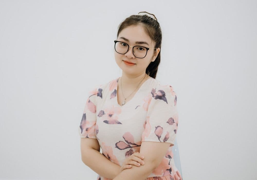 Thiện Nhân với vẻ ngoài thanh thoát, bình yên, tượng trưng cho hành trình tìm kiếm sự tĩnh lặng.