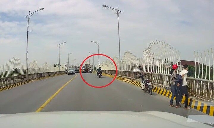 Thiếu tá Trần Văn Tùng khuyên can nam thanh niên trên cầu Bo trước khi nhảy xuống sông cứu người.