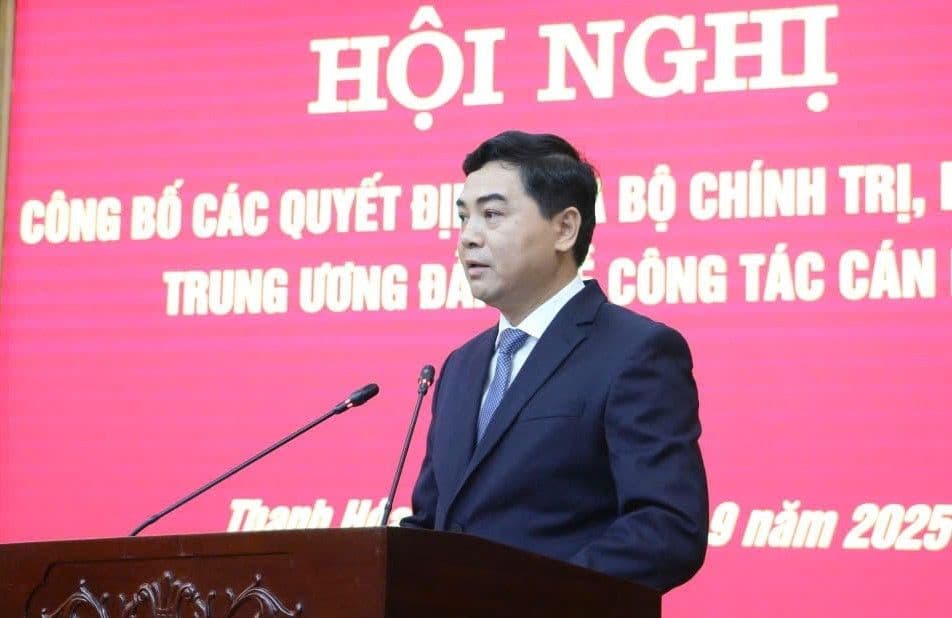 Thiếu tướng Nguyễn Hồng Phong phát biểu tại hội nghị công bố quyết định điều động nhân sự cấp cao tại Thanh Hóa.