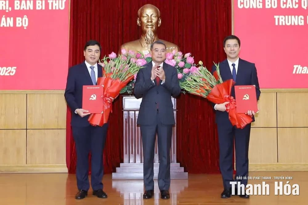 Thiếu tướng Nguyễn Hồng Phong và đồng chí Nguyễn Hoài Anh nhận quyết định bổ nhiệm Phó Bí thư Tỉnh ủy Thanh Hóa.