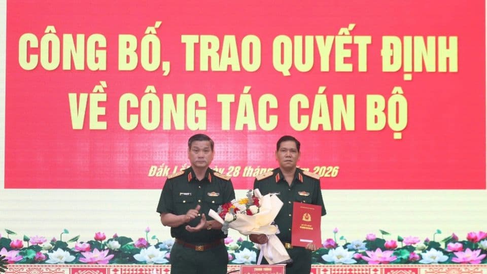 Thiếu tướng nhận quyết định bổ nhiệm, biểu tượng cho quân hàm và trách nhiệm cao cả