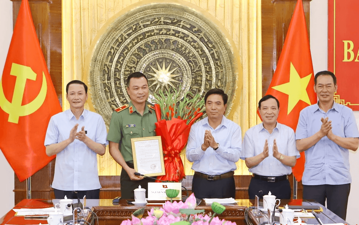 Thiếu tướng Tô Anh Dũng nhận quyết định bổ nhiệm Giám đốc Công an tỉnh Thanh Hóa từ lãnh đạo tỉnh.