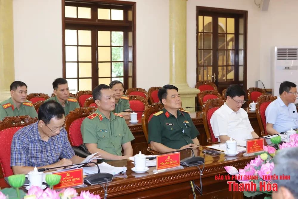 Thiếu tướng Tô Anh Dũng và các cán bộ công an trong cuộc họp chỉ đạo công tác.