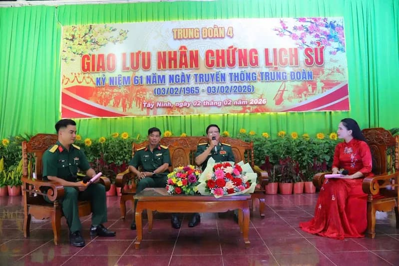 Thiếu tướng và các nhân chứng lịch sử giao lưu về truyền thống vẻ vang của Quân đội nhân dân Việt Nam