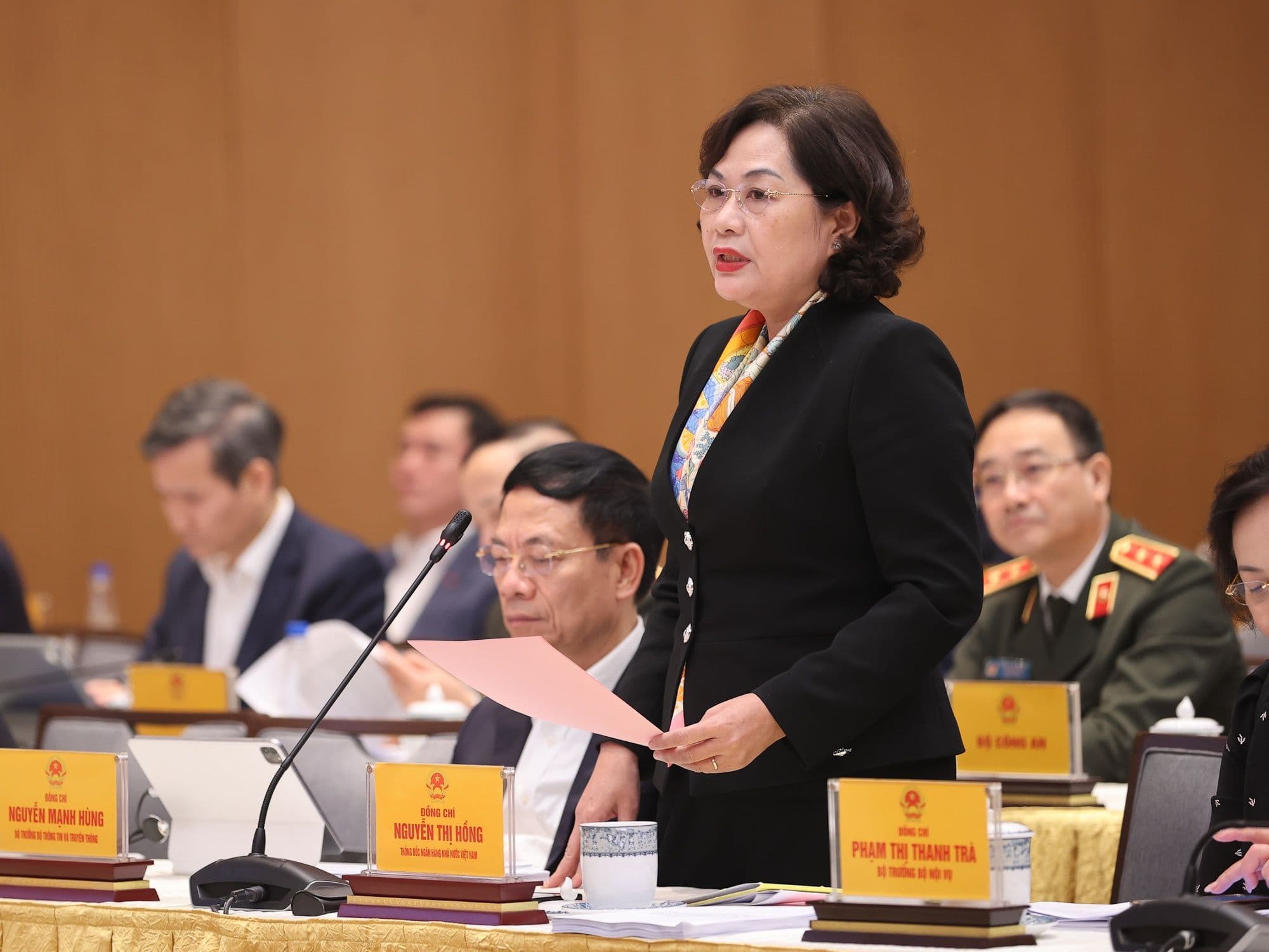 Thống đốc Nguyễn Thị Hồng tại cuộc họp chính phủ, thảo luận các giải pháp cân bằng thách thức kinh tế.