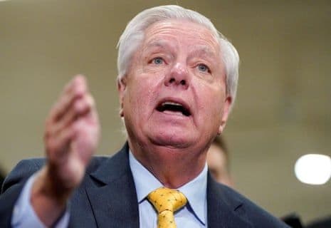 Thượng nghị sĩ Lindsey Graham đang phát biểu với vẻ mặt nghiêm nghị