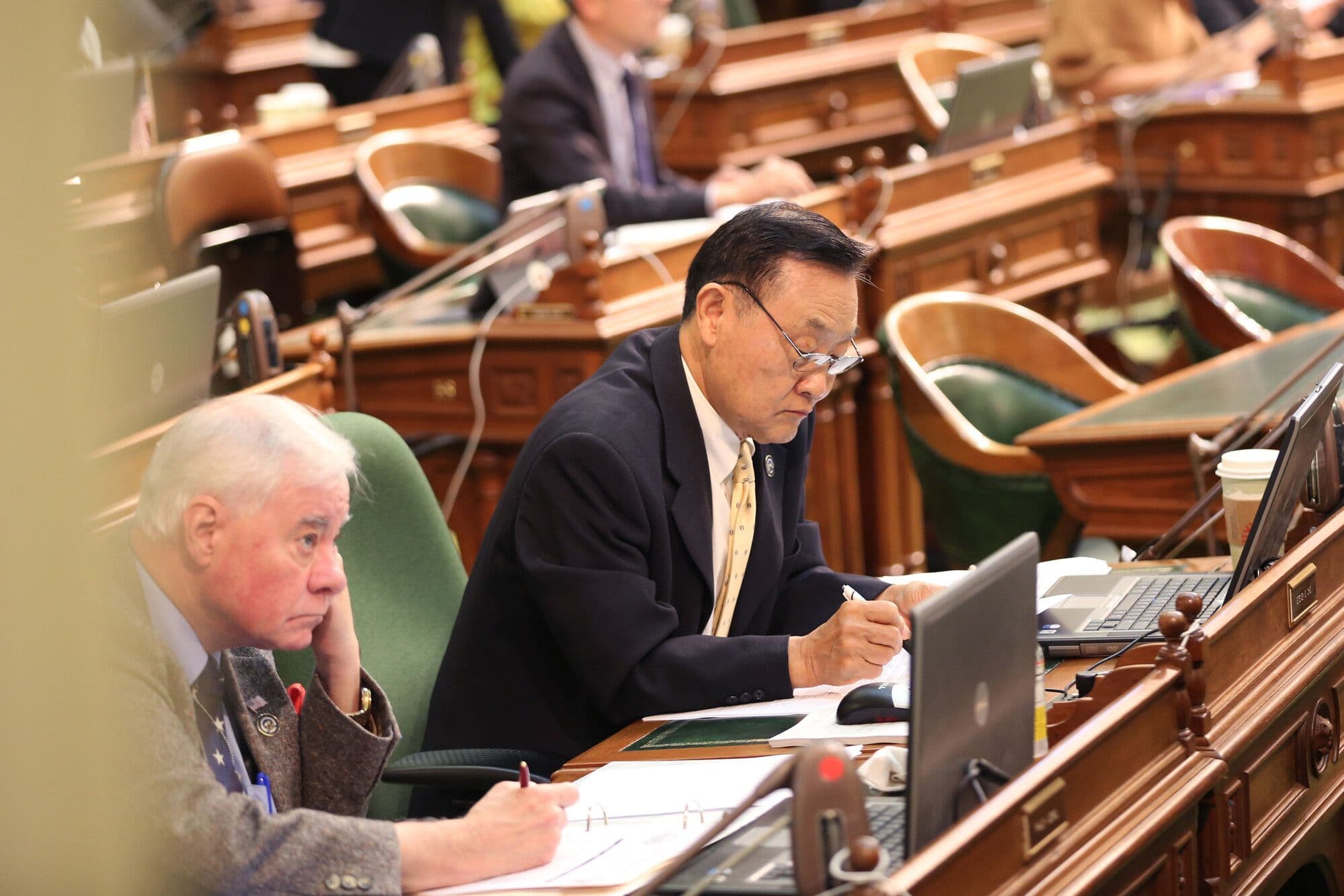 Thượng nghị sĩ Steven Choi trong phiên họp lập pháp, thảo luận về dự luật AB 715.