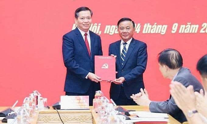 Thường trực Ban Bí thư Trần Cẩm Tú trao quyết định bổ nhiệm cho ông Nguyễn Long Hải, đánh dấu bước ngoặt sự nghiệp.