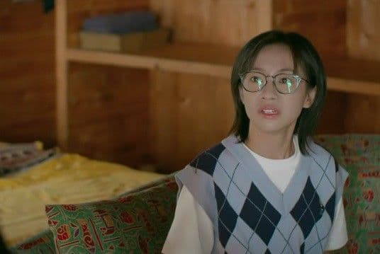 Thành (Thanh Sơn) và Chi (Hoàng Hà) hợp sức tìm cách giải cứu Chiến và Minh Anh khỏi biệt thự của Kiều Thơ.