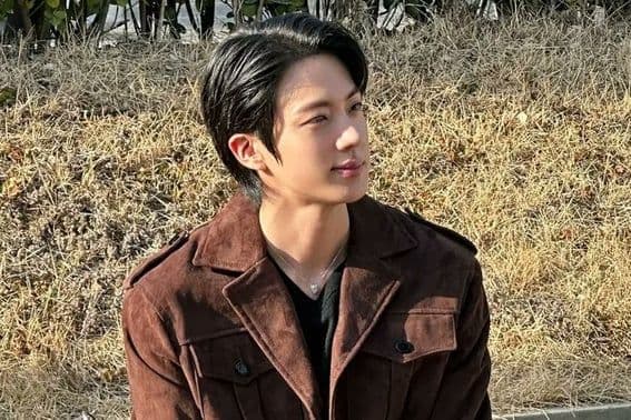 Thành viên Jin của nhóm nhạc BTS, một biểu tượng của thành công K-Pop, đối mặt với áp lực duy trì vị thế trên bảng xếp hạng.