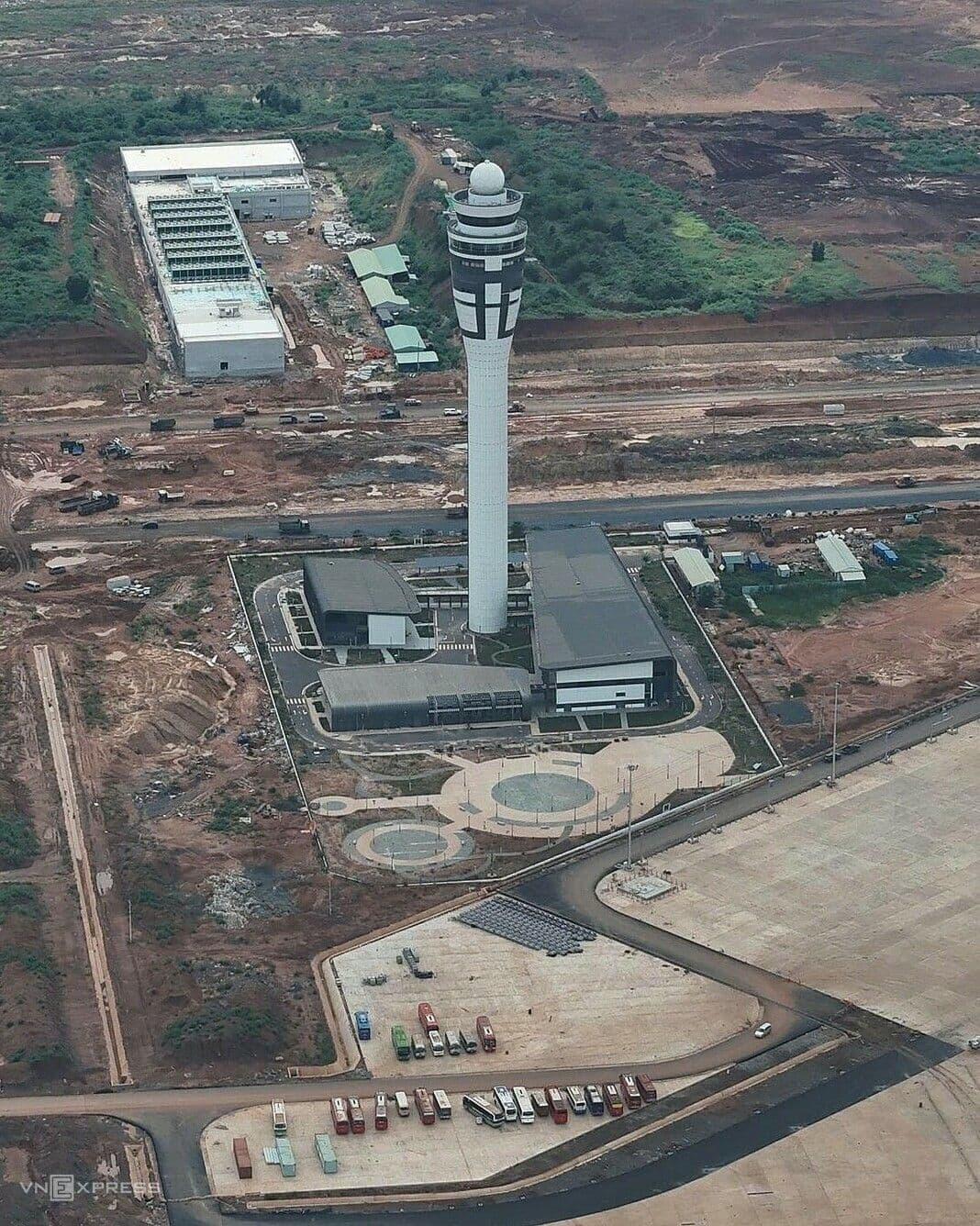 Tháp không lưu sân bay Long Thành nhìn từ trên cao, một phần quan trọng của dự án đang trong giai đoạn hoàn thiện.