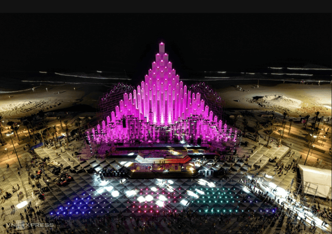 Tháp Tam Thắng được chiếu sáng rực rỡ với màu tím huyền ảo tại Quảng trường Bãi Sau Vũng Tàu, điểm nhấn kiến trúc mới.