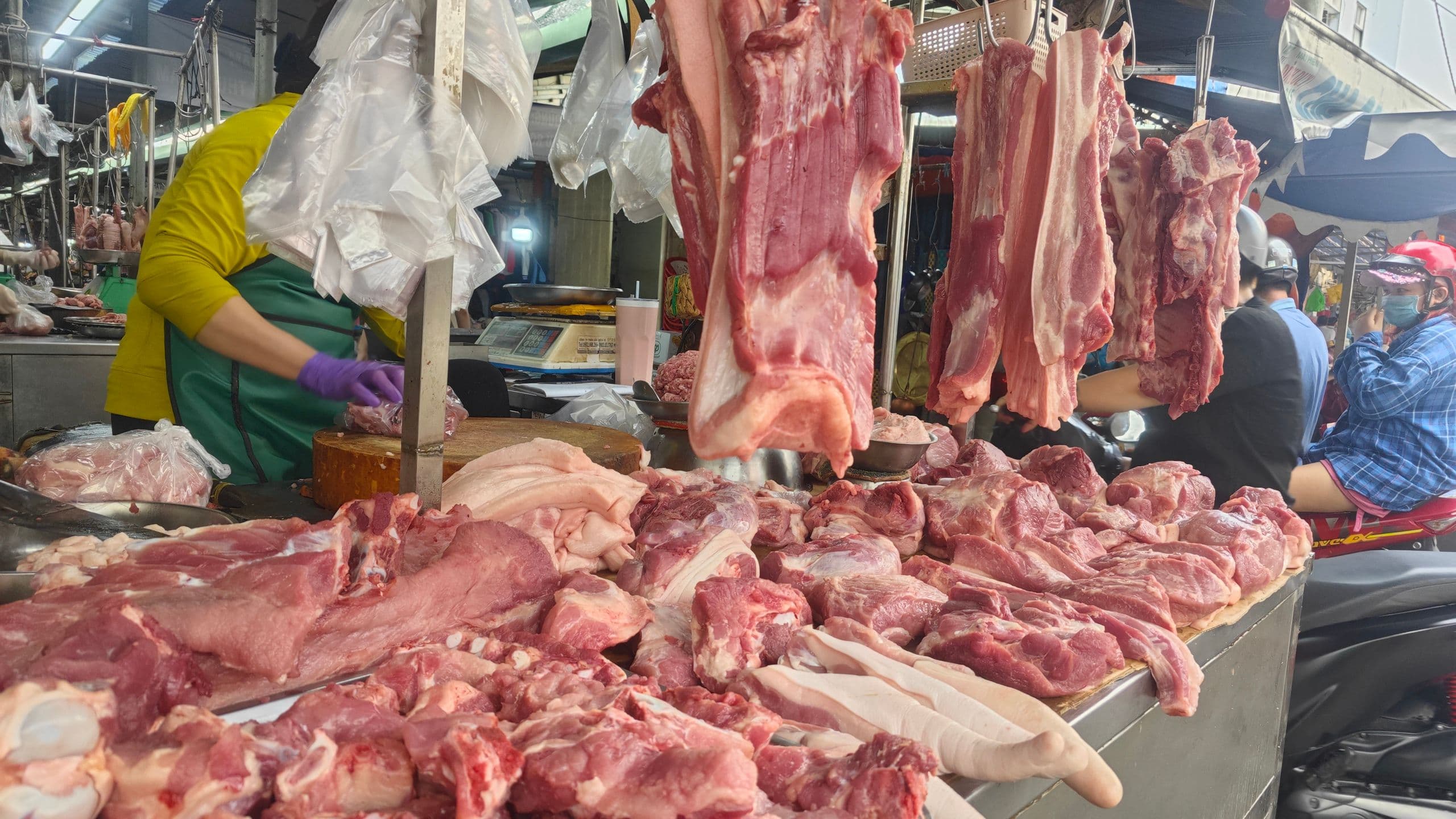 Thịt lợn được bày bán tại chợ, phản ánh rủi ro dịch bệnh và tâm lý tiêu dùng.