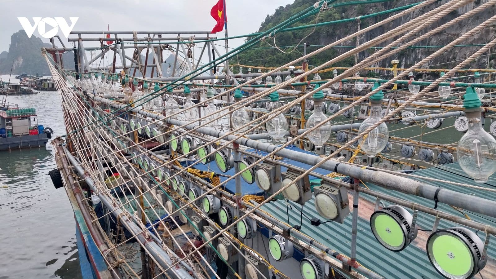 Thuyền đánh cá của ngư dân Quảng Ninh, thể hiện sự ứng phó của cộng đồng trước biến động giá dầu.